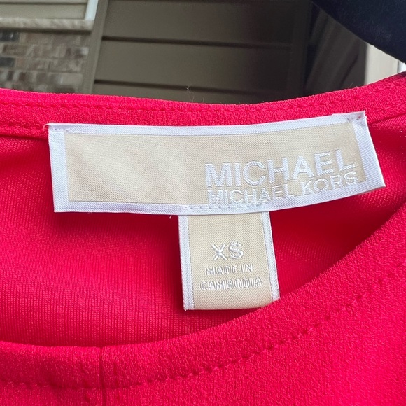 π Michael Kors Deep Pink Sheath Dress Size XS Gold Chain Waist - Picture 9 of 12